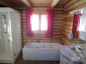 Blockhaus Luxus mit finnischer Sauna, Bad mit zwei Waschbecken, Dusche/Badewanne und 2 WCs