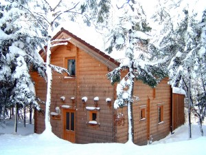 Die Standard-Blockhütte im Winter auf der Hirschalm.